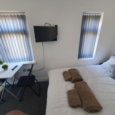 Hotel New Self Contained Flat,In Hayes, Free Parking à Northolt  Extérieur photo